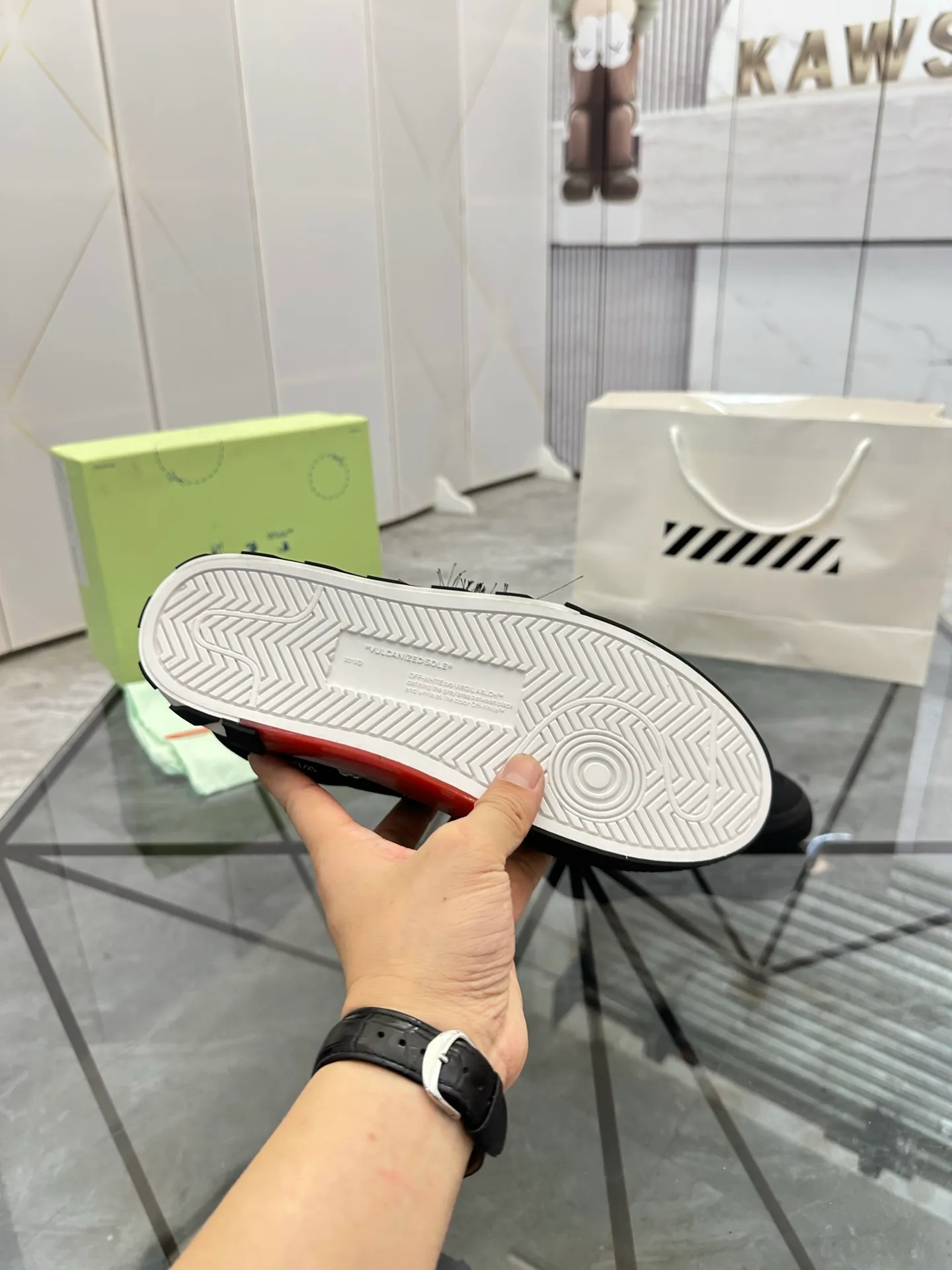 Selling men's shoes 💰: 💰P440¥ Product trademark: OFF WHITE *"OFF WHITE*" low-top casual shoes Regular size: 35-45 (can be customized to 46) Couple style Product materials: Original fabric from the upper counter, breathable lining, original outsole. No.: H203